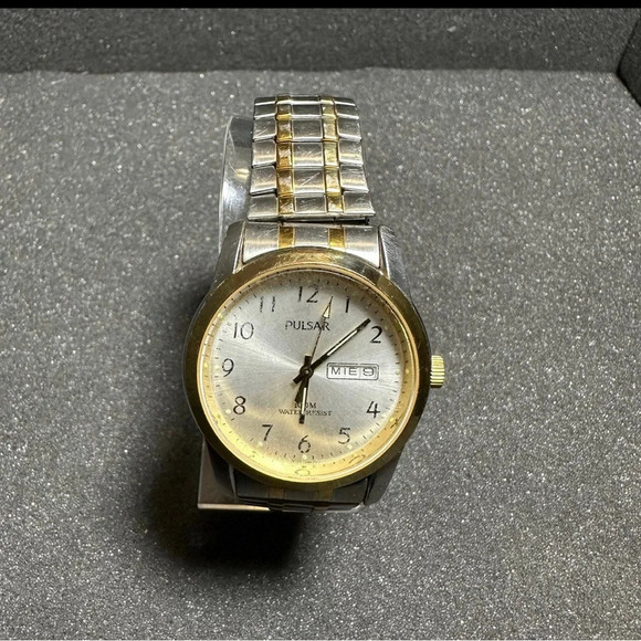 Pulsar Watch Men Silver Gold 2 Tone Round Dial Stretch Band Working New Battery - Picture 1 of 9